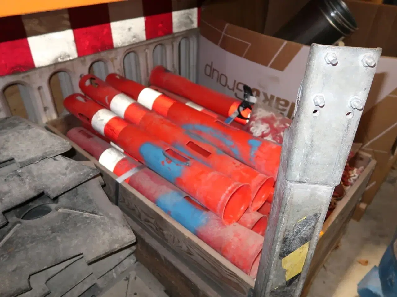 Billede 3 - 2 stk. paller med afspærringsstolper