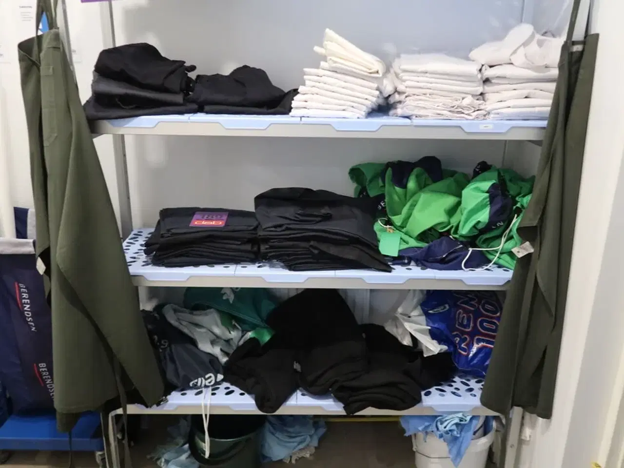 Billede 1 - Stort parti tjernertøj på reol