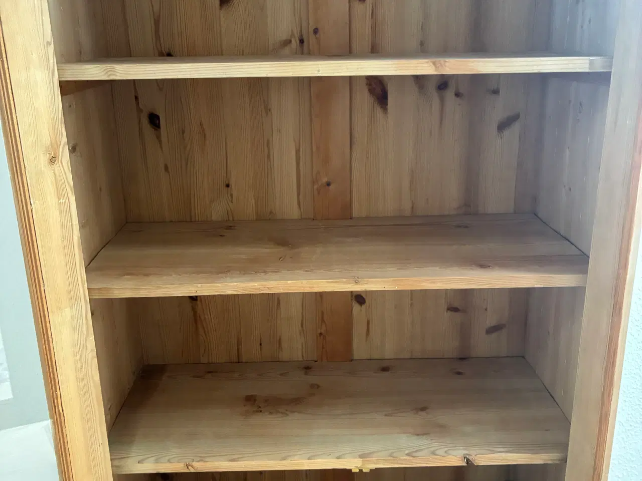 Billede 9 - Vitrineskab i fyr m hylder og glaslåger, meget anv