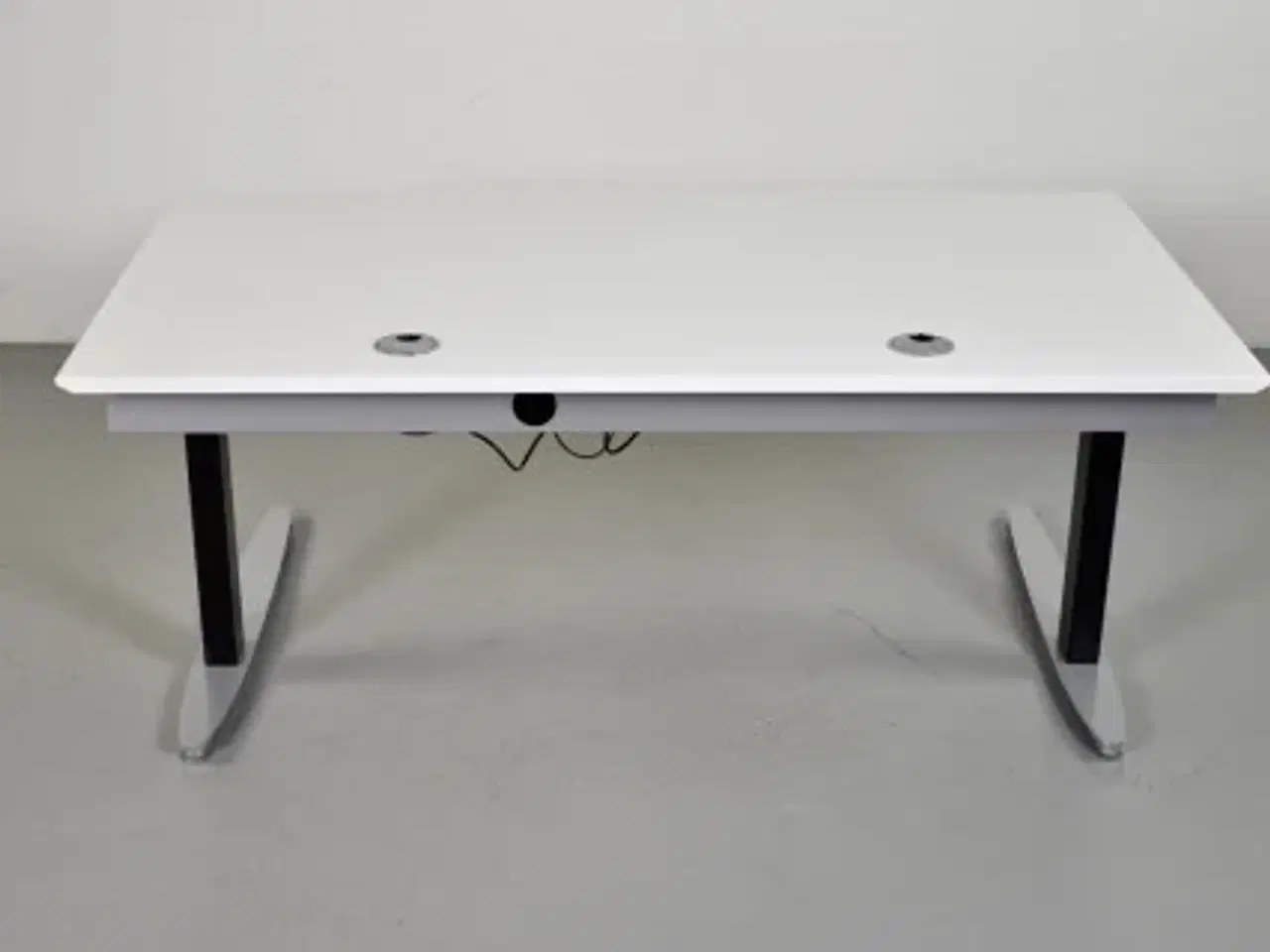 Billede 3 - Hæve-/sænkebord fra duba b8 med hvid plade og sort/alugråt stel, 160 cm.