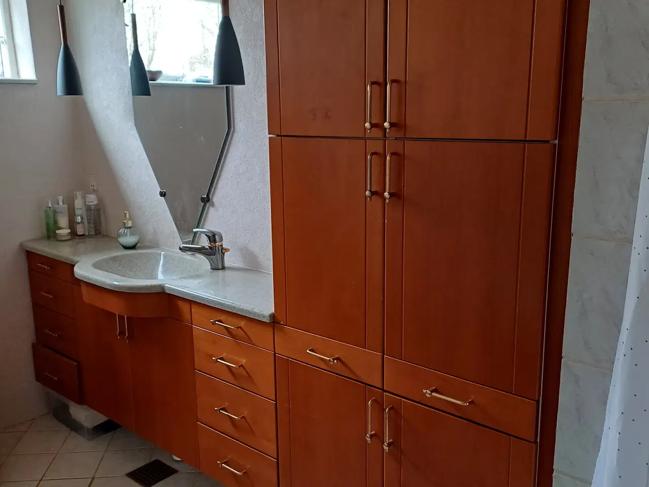 Billede 2 - Gratis badeværelsesmøbler