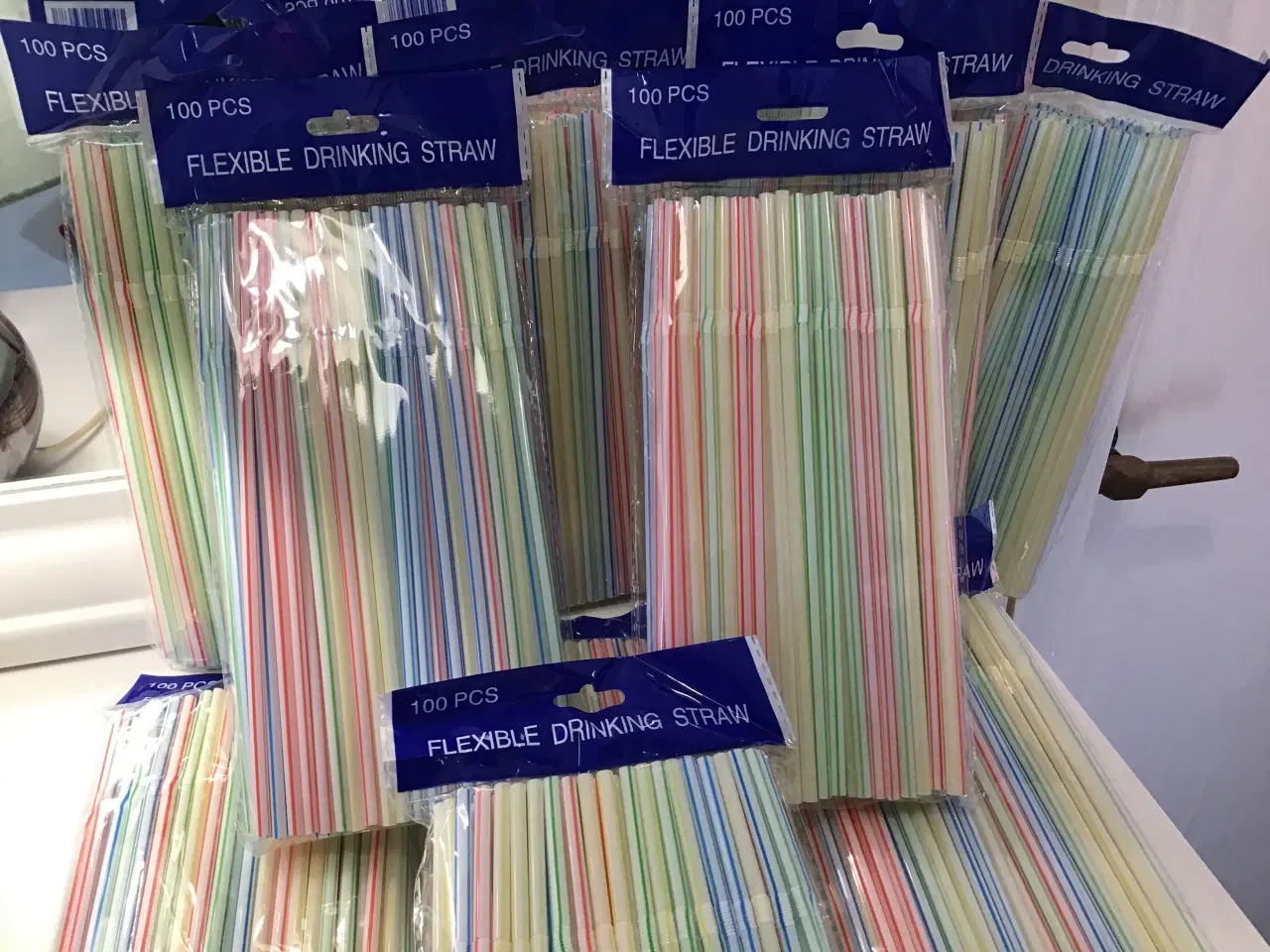 Billede 2 - 100 stk. plastik sugerør med knæk 20,00 kr.