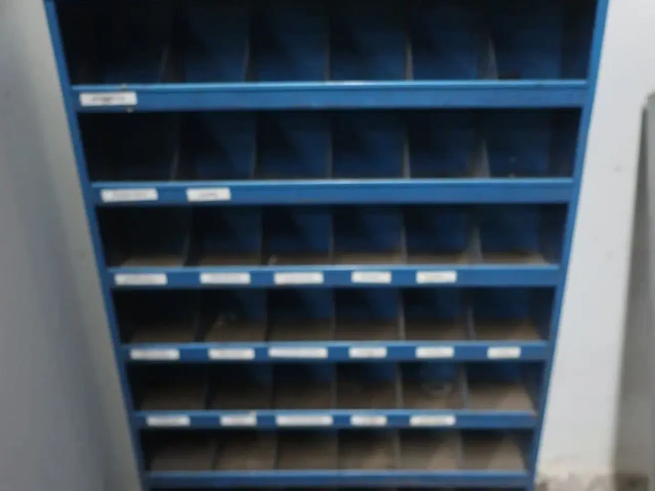 Billede 1 - Sortimentsreol med indhold