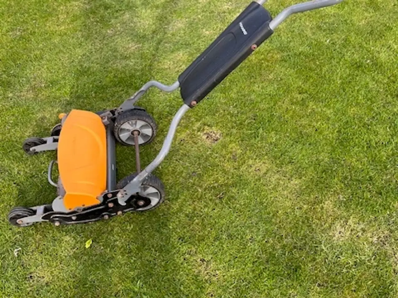 Billede 2 - Fiskars Håndskubberplæneklipper