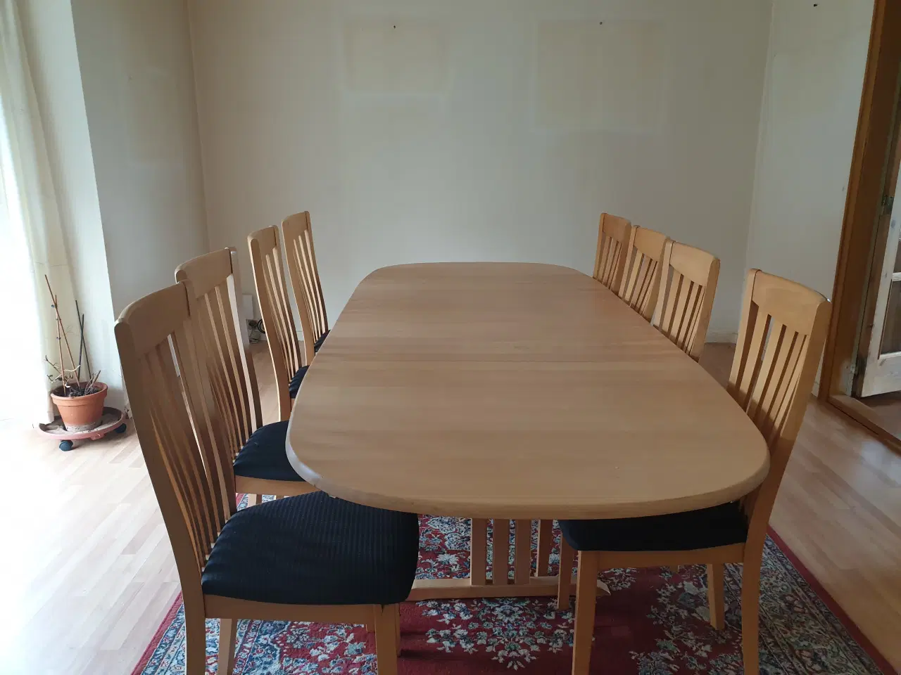 Billede 3 - Spisebord med 8 stole i bøg