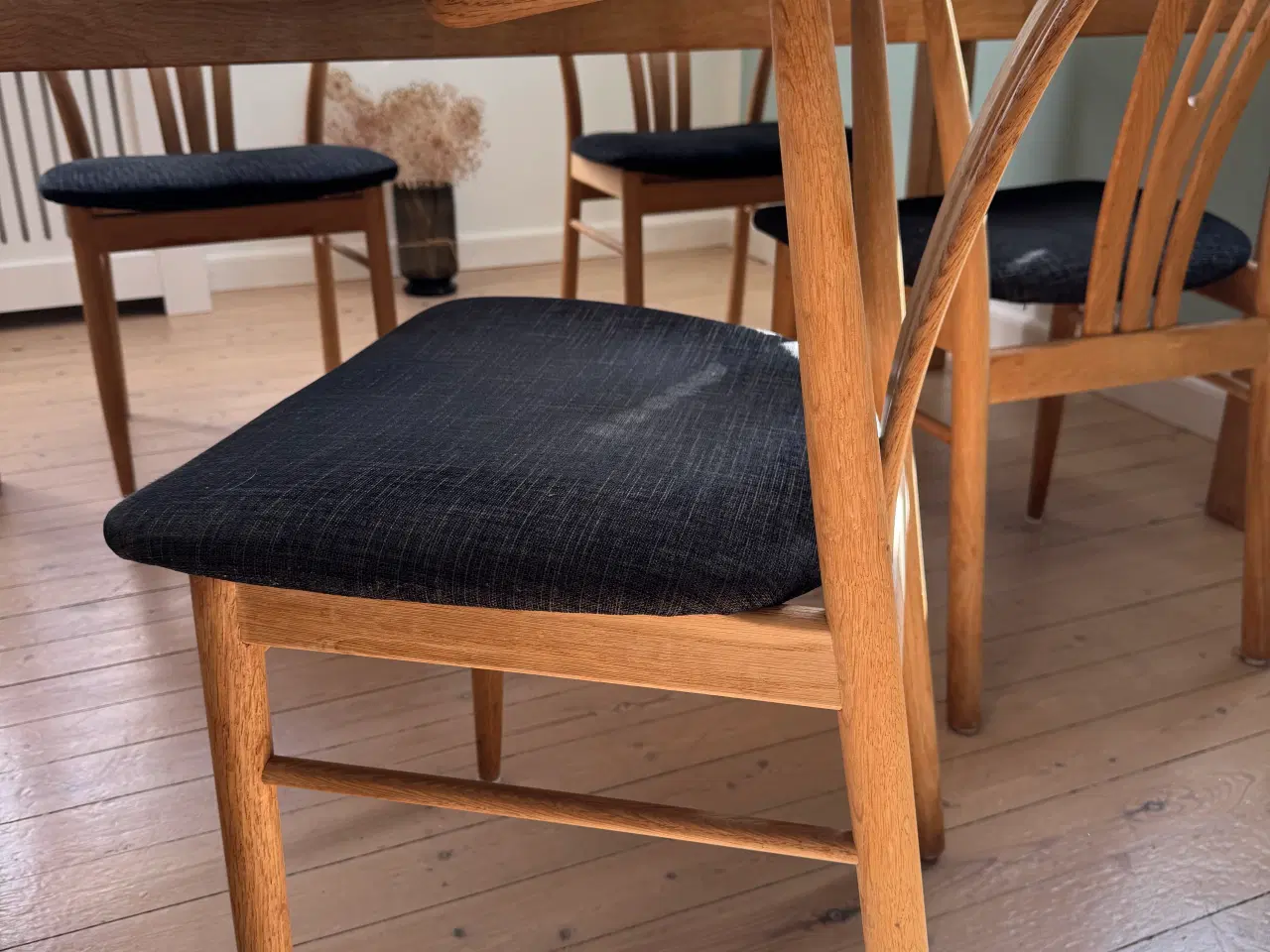 Billede 4 - Spisebord i egetræ med 4 stole - komplet sæt