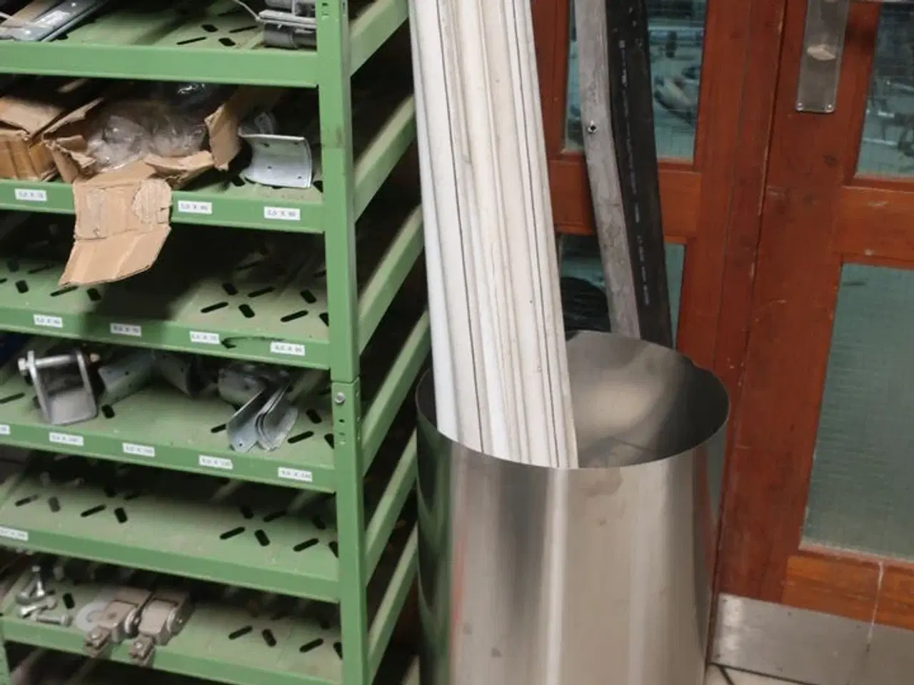 Billede 2 - 4+1 fag reoler inkl. indhold (hegnstilbehør m.v.) (se billeder)