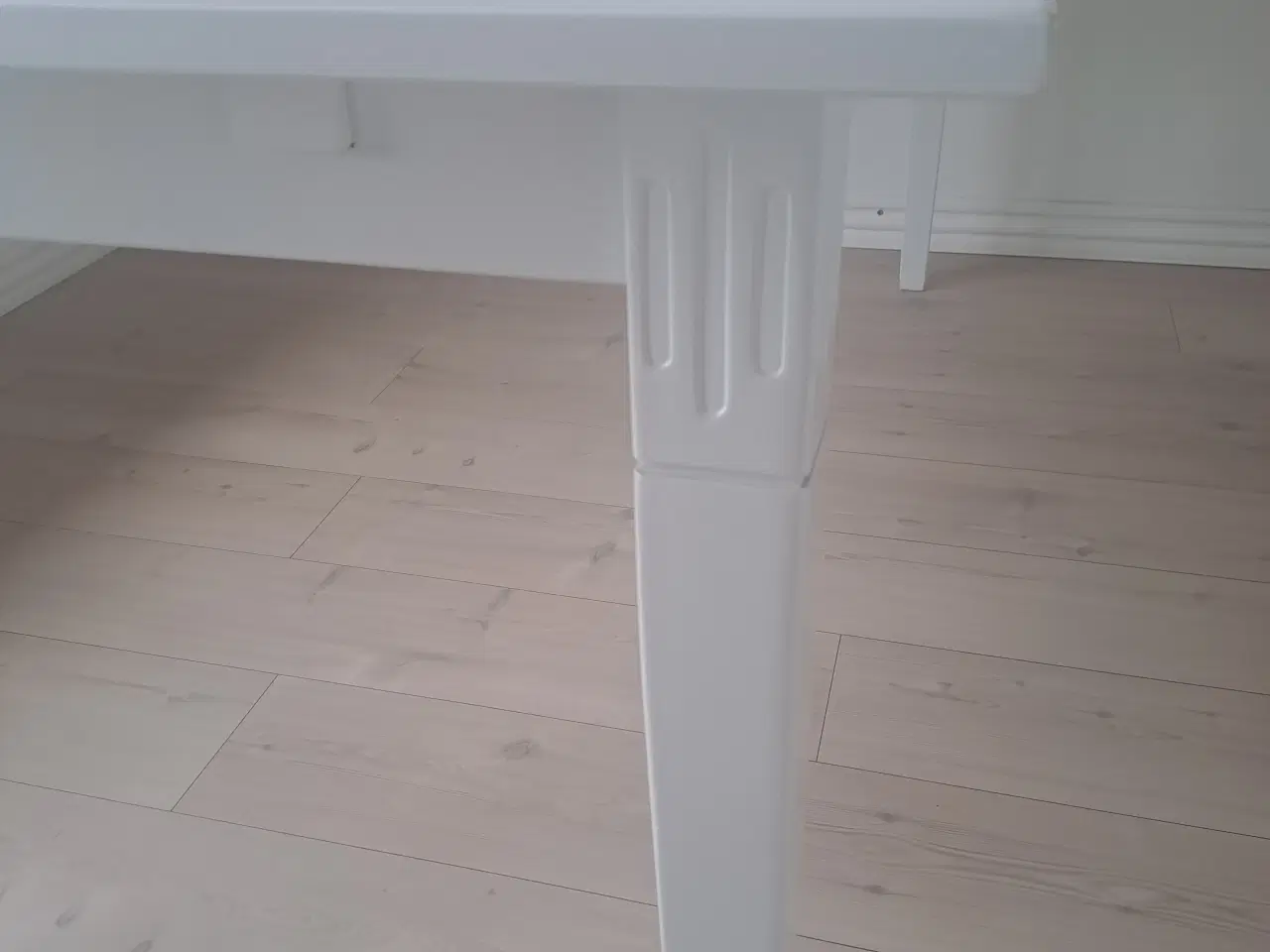 Billede 2 - Hvidt spisebord med 2 tillægsplader a 45 cm