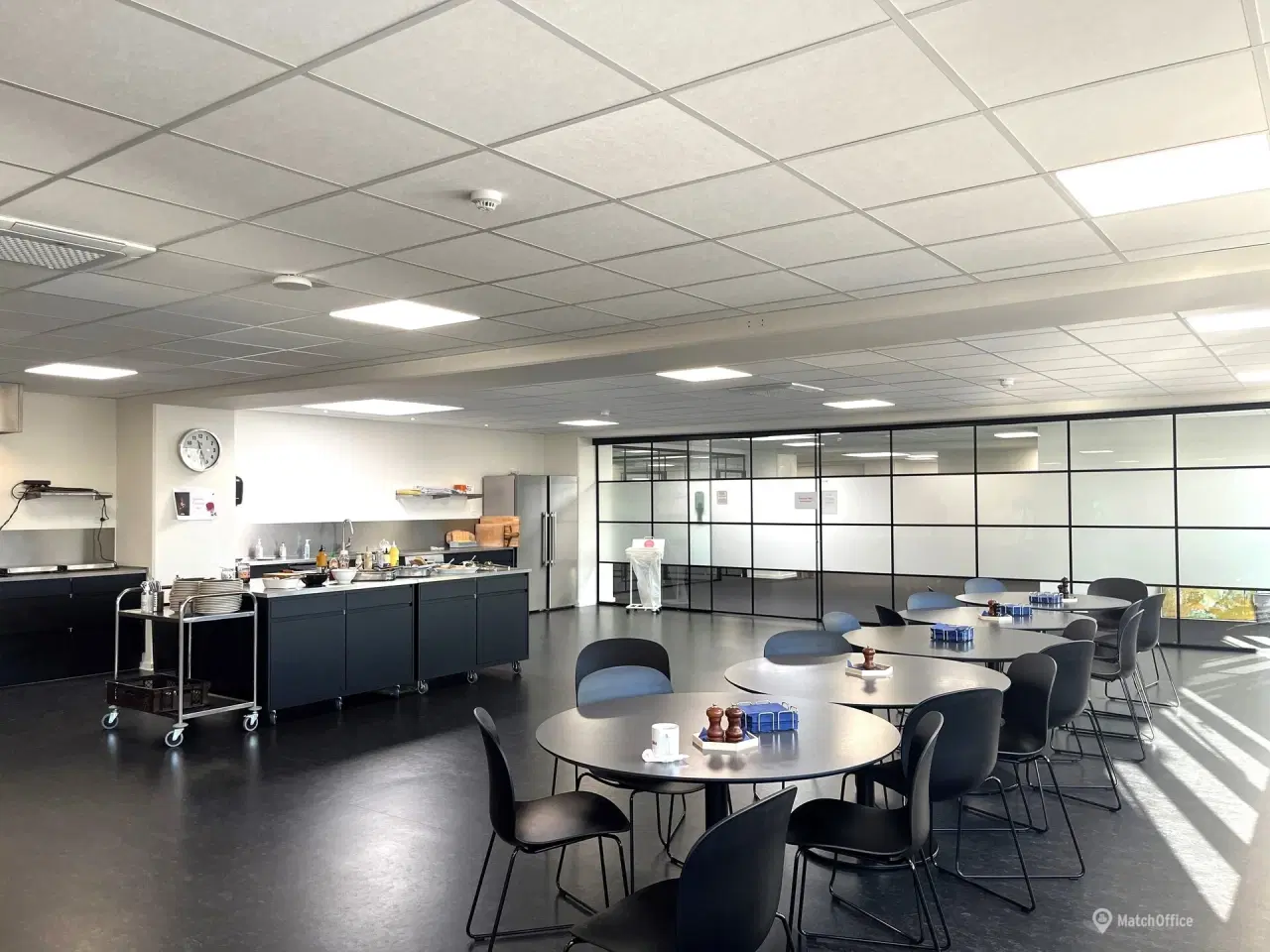 Billede 14 - Stor lager m. vareelevator og istandsat kontor med klimaanlæg