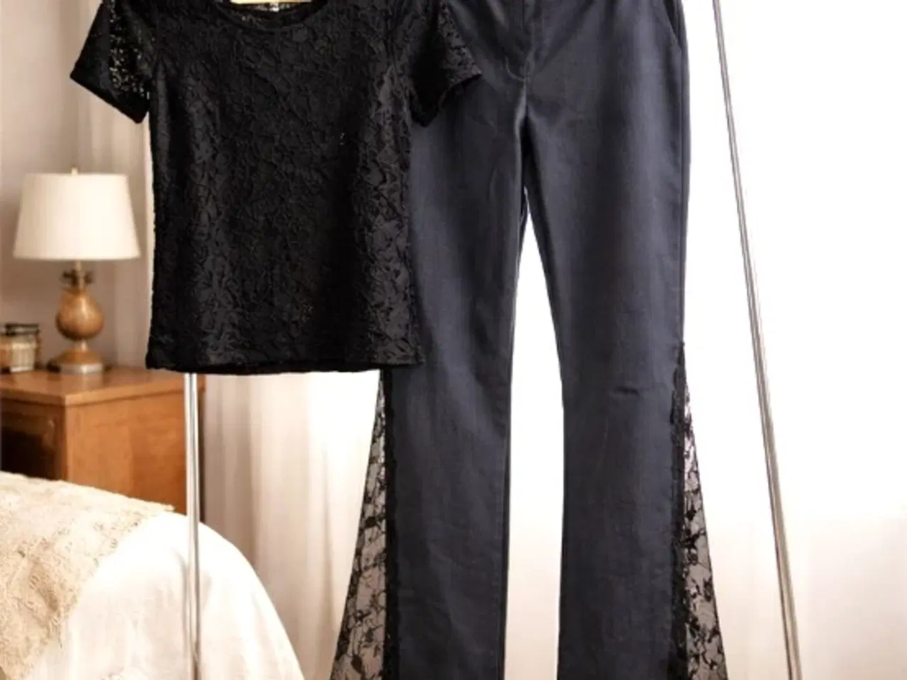 Billede 5 - Sort blonde t-shirt med prismærke. Str. S