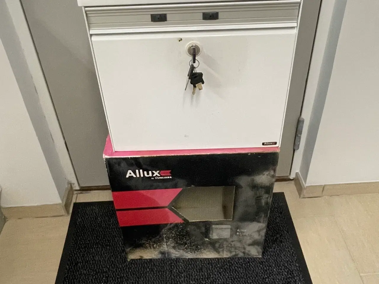 Billede 2 - Hvid Allux postkasse