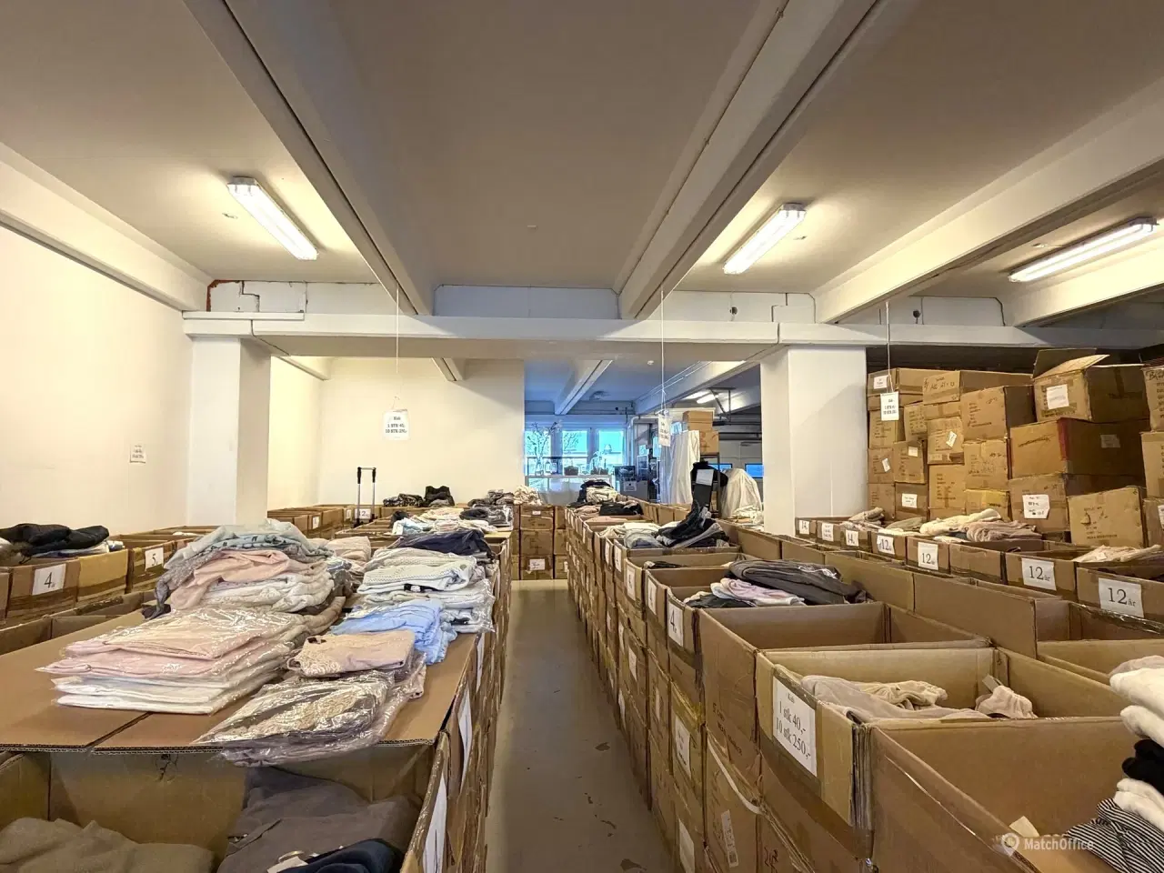 Billede 5 - Regulært lagerlokale med port. højt til loftet og mulighed for etablering af kontor