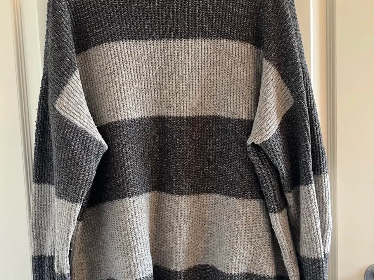 Billede 1 - Gråstribet sweater fra Vero Moda