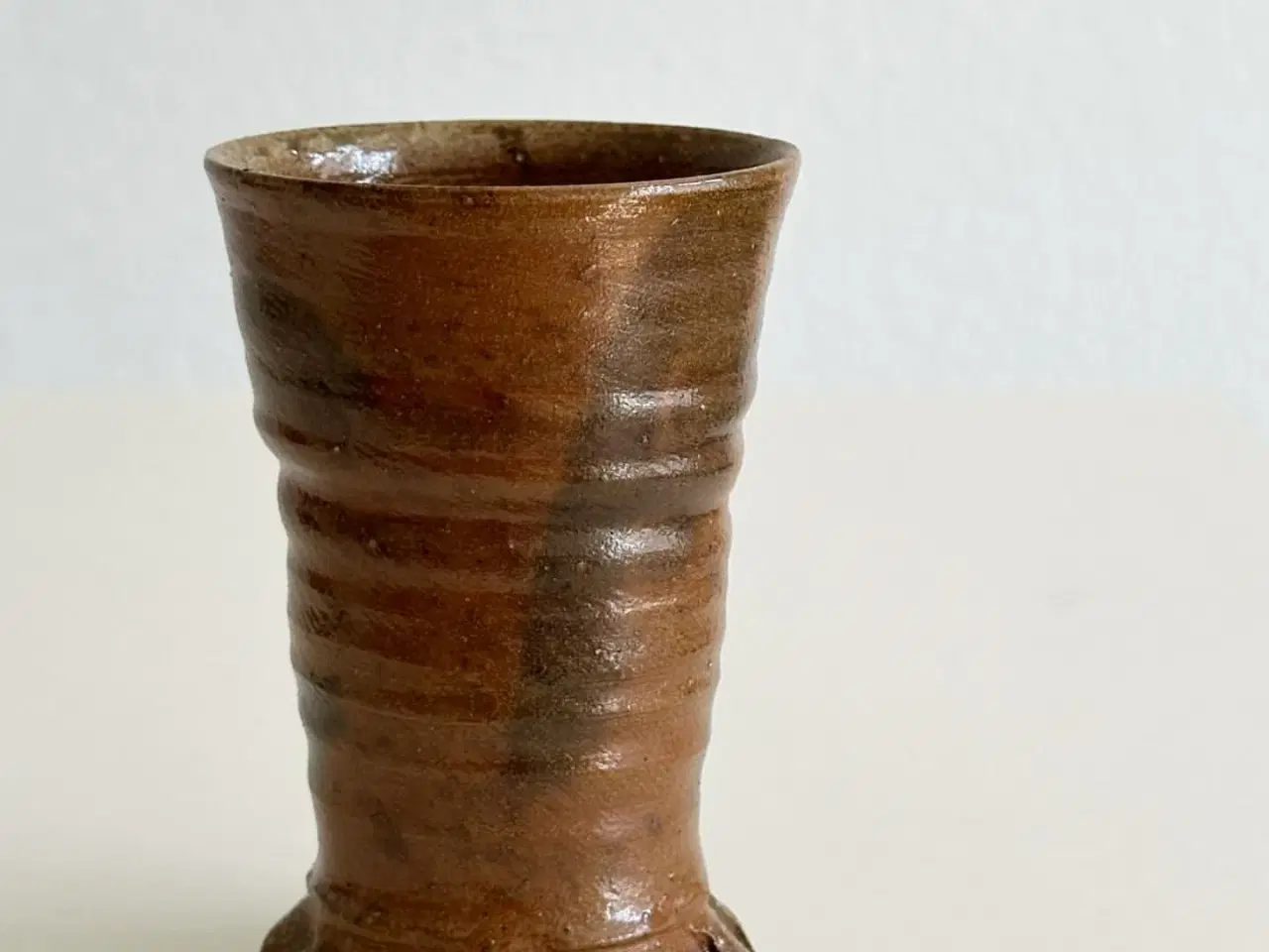 Billede 2 - Keramikbæger, brun glasur, sign. 98
