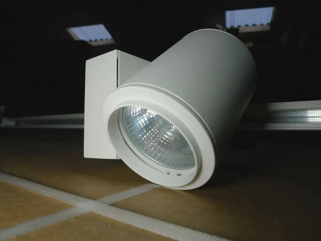 Billede 5 - 230V lysskinne 300cm hvid m/4 stk. lamper + monteringstilbehør