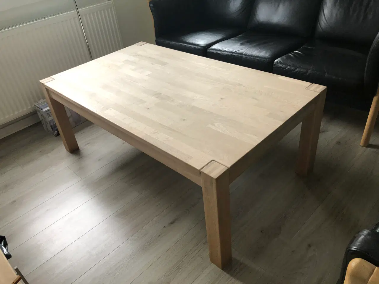 Billede 1 - 2-3 personers sofa i læder og 1 eg bord samlet