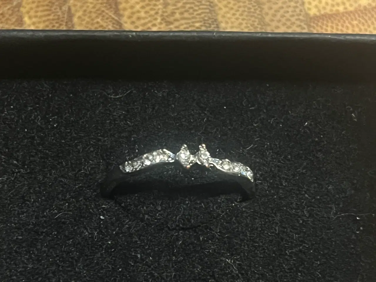 Billede 1 - Sølv ring med diamant design
