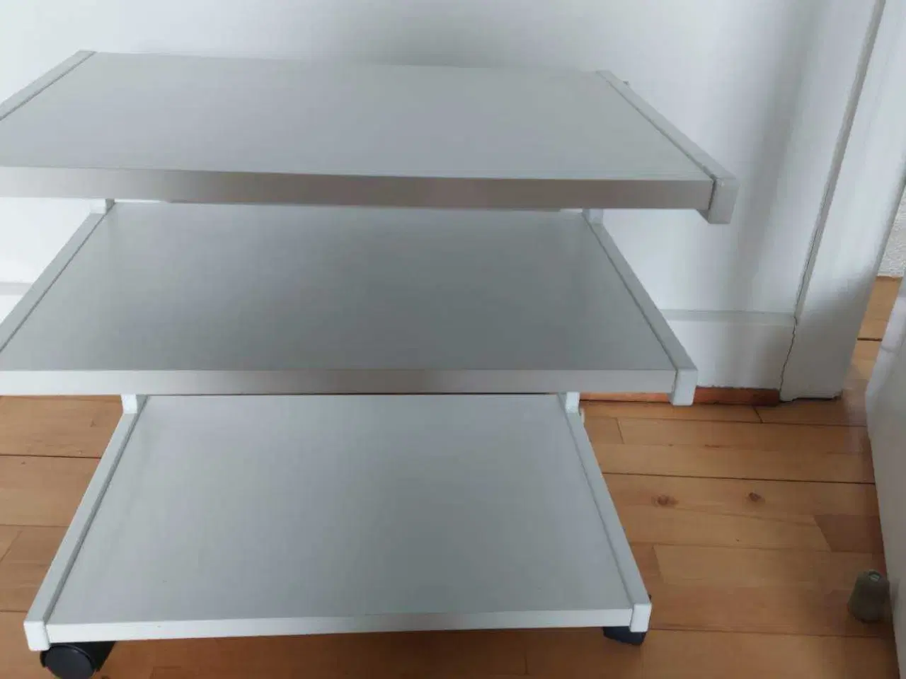 Billede 2 - Tv bord hvid
