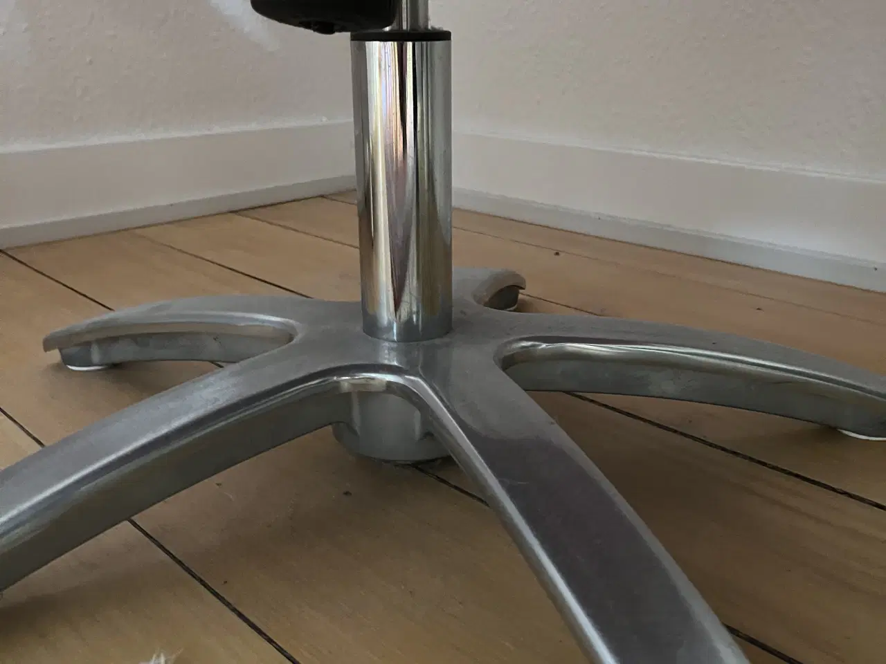 Billede 4 - Flot rød drejestol i uld m lille hynde