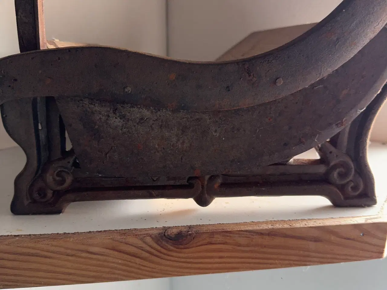 Billede 2 - Gammel brødskærer i støbejern og træ