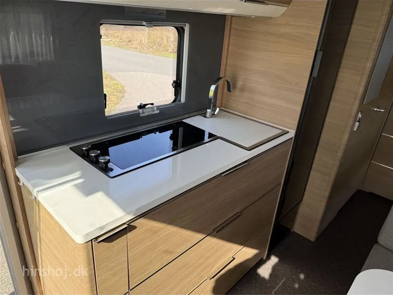 Billede 11 - 2020 - Adria Adora Supreme 573 PT Fin køjevogn med masser af plads til familien fra Hinshøj Caravan.