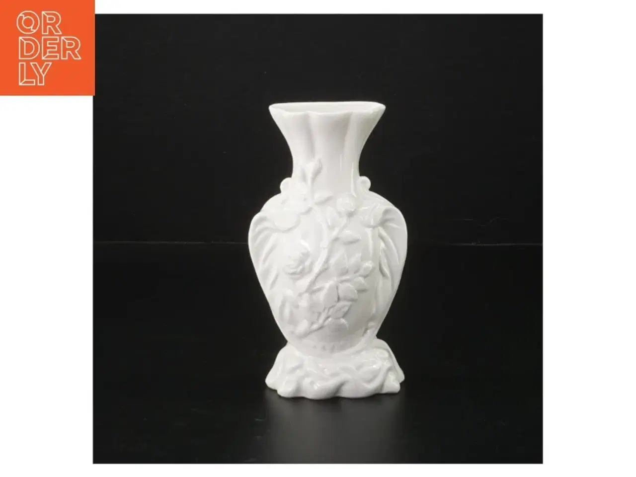 Billede 1 - Hvid porcelænsvase til ophæng med blomsterdekor (str. 14 x. 8 cm)