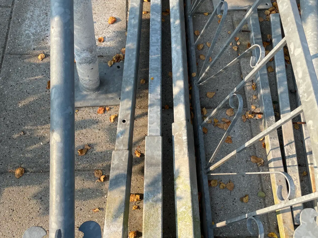 Billede 8 - Havehegn 2 stk inkl stolper i galv. jern. 