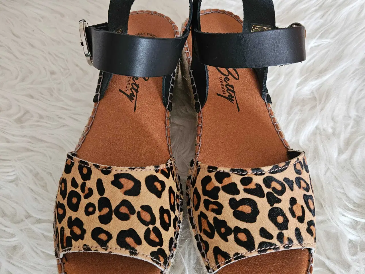 Billede 1 - FLOTTE NYE SANDALER 