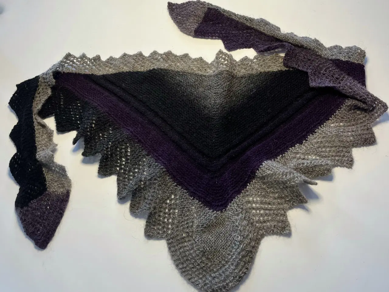 Billede 2 - 5 forskellige hjemmestrikket sjaler/tørklæder