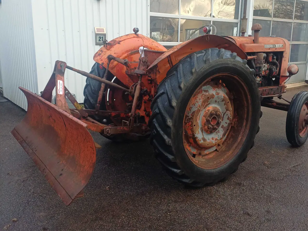 Billede 1 - Traktor med sneskraber 