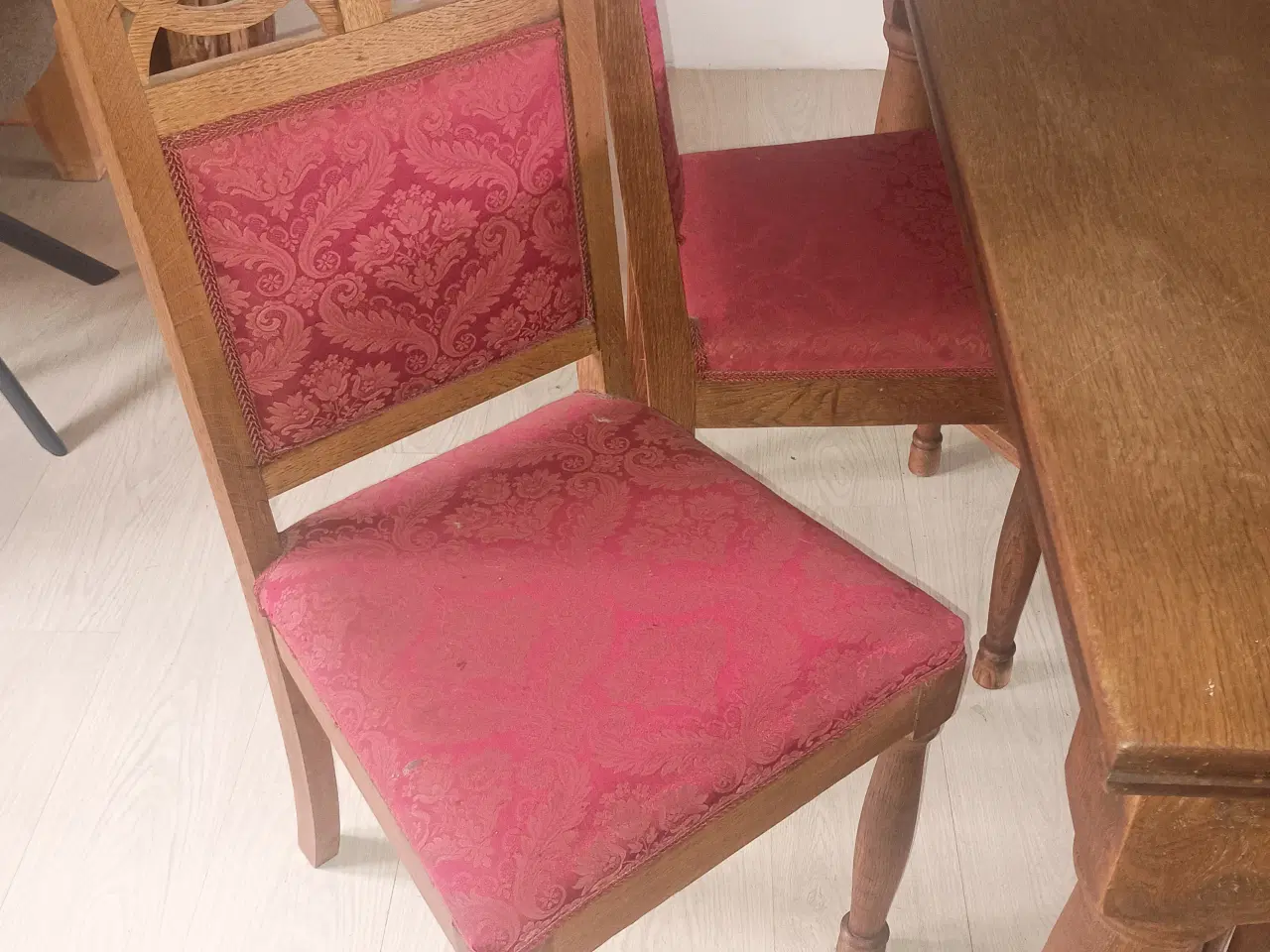 Billede 2 - Massiv spisebord og 6 stole