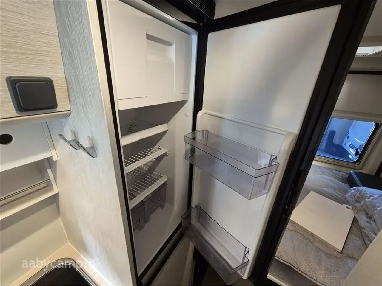 Billede 16 - 2023 - Tourne 6.0   solcelle. 200 Ah lithium Batteri. 2000w Inverter. kompressor køleskab. Elektrisk gulvvarme. Webasto Dieselfyr. Anhængertræk. udvendig bruser. Kun 43,000 km!!!