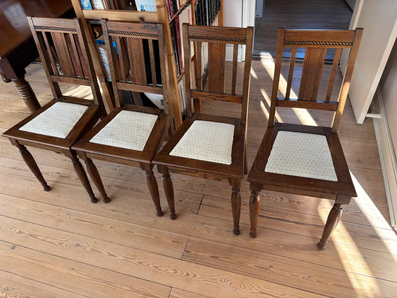 Billede 8 - Spisebord i mørkbejdset eg med 2 tillægsplader