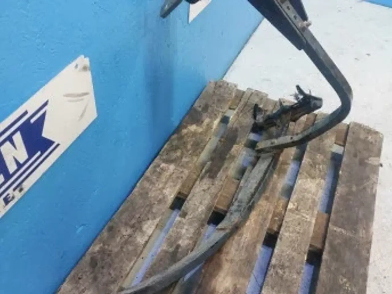 Billede 2 - Claas Axion 840 Stænkskærmsstøtte Venstre 7700074543