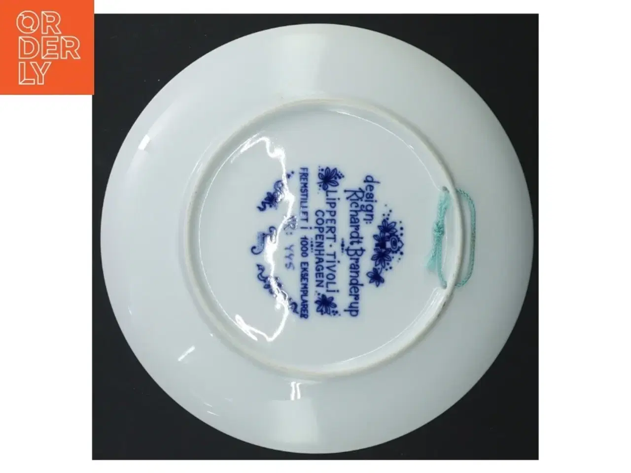 Billede 3 - Årstallarken med motiv af det kenniske tårn 75års jubilum (str. Ø. 19,5 cm)