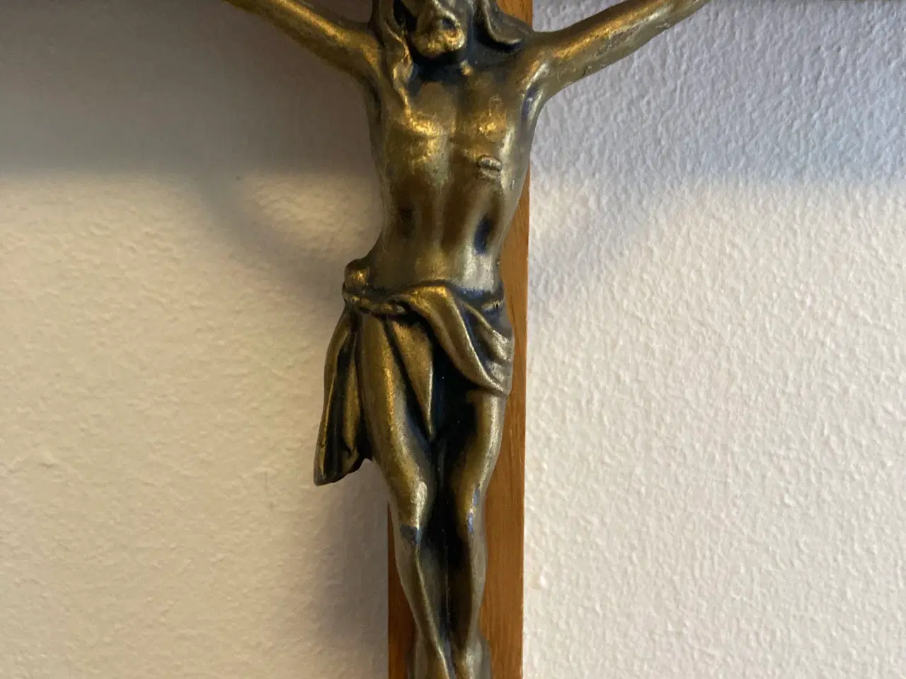 Billede 5 - Ældre krucifiks med Jesus-figur i træ og metal.