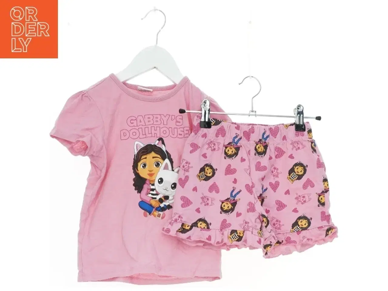 Billede 1 - Gabby&#39;s Dollhouse T-shirt og shorts sæt fra Gabbys Dollhouse (str. 110)