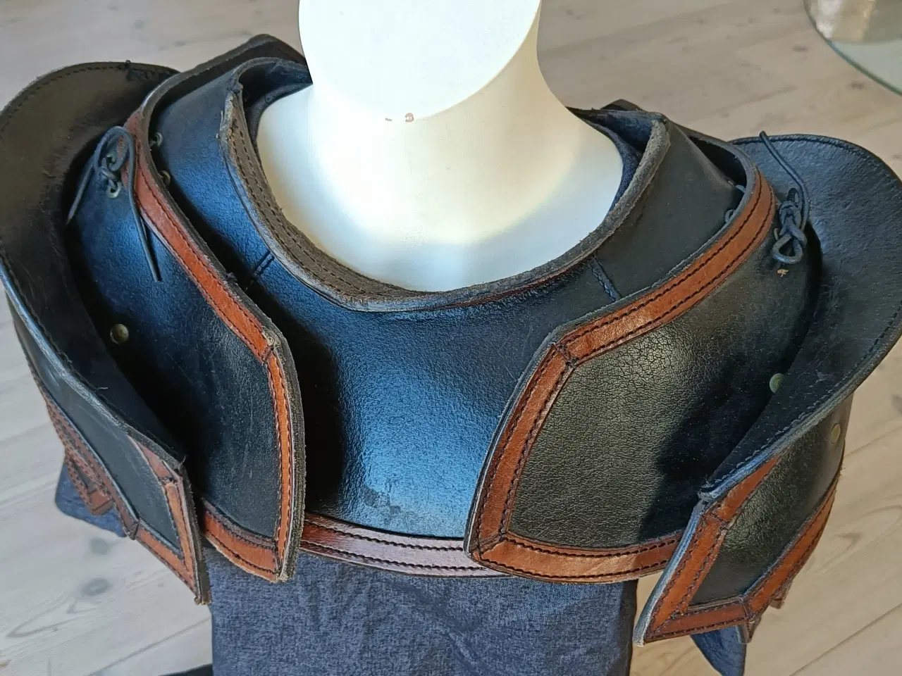 Billede 2 - Shoulder Armour With Neck Guard