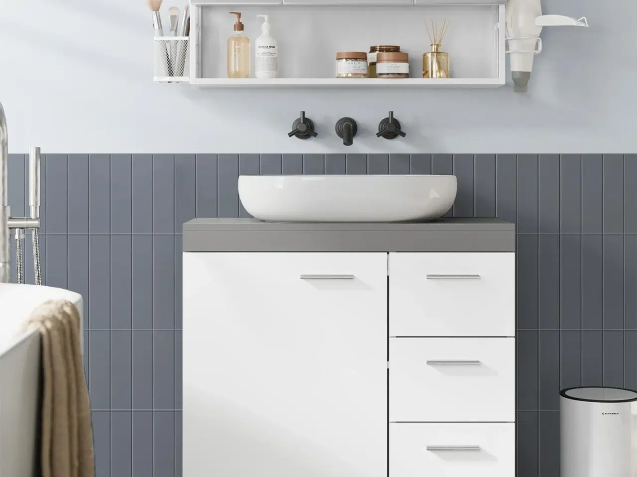 Billede 3 - Badeværelsesunderskab 3 store skuffer, 30 × 70 × 64 cm, 2 rum bag låge, med ben, skyhvid/cementgrå