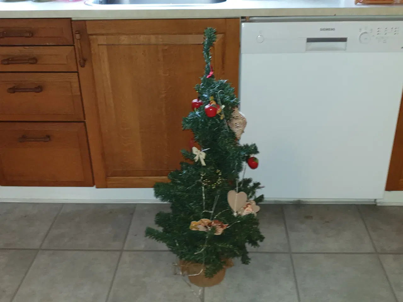 Billede 1 - GRATIS juletræ 90cm m lys +pynt +hjerter SE 2 foto