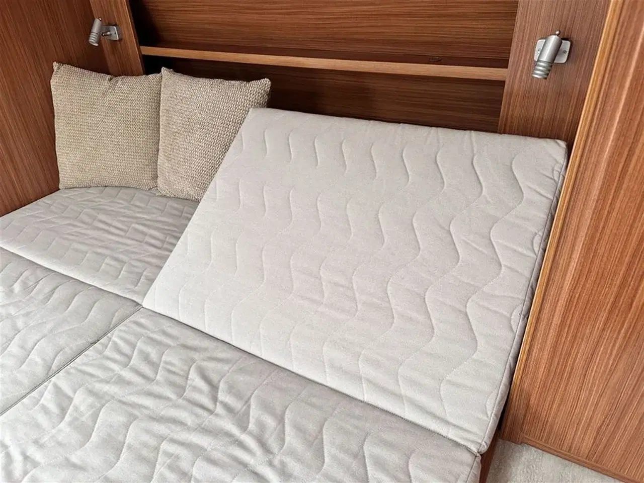 Billede 12 - 2014 - Adria Adora 563 PU   Fritstående queen seng