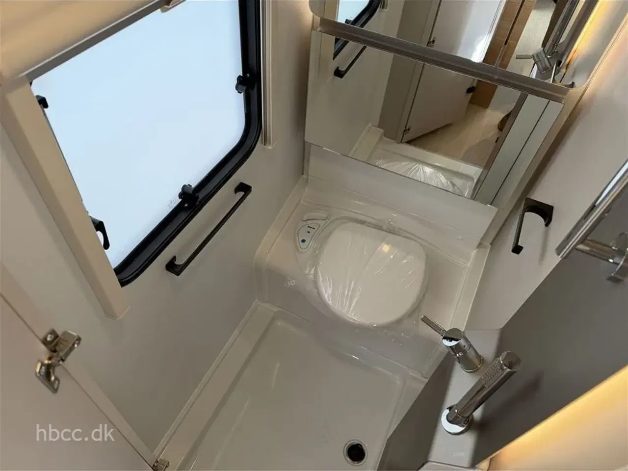 Billede 7 - 2026 - Adria Adora 522 UP   Adria Adora 522 UP – Komfortabel familievogn med dobbeltseng og rundsiddegruppe