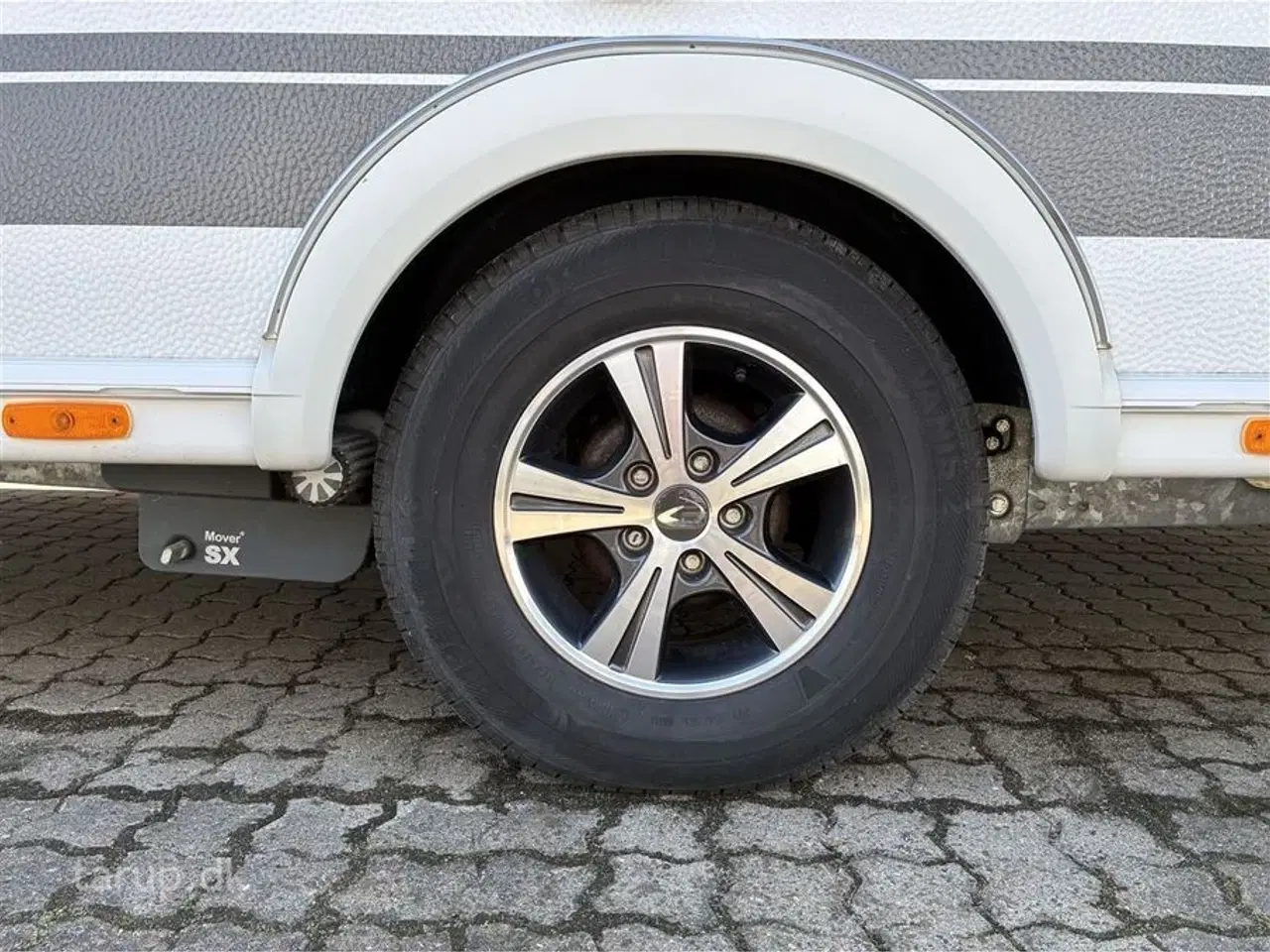 Billede 4 - 2021 - Dethleffs Nomad 490 BLF Mover, Thule markise, dobbeltsengsvogn, side-siddegruppe, frontkøkken, 3-trins el-gulv-varme, stort 142 l . køleskab med fryser