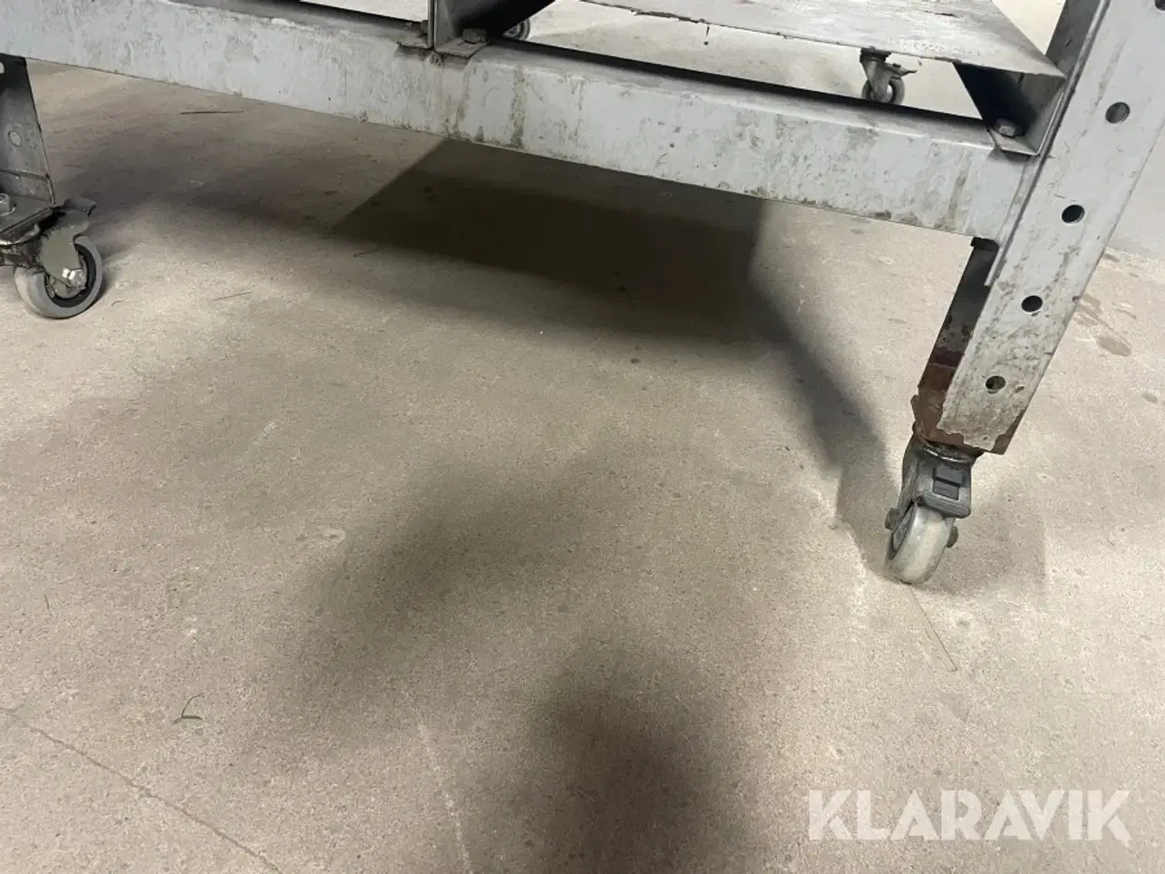 Billede 11 - Arbejdsbord på hjul med skruestik