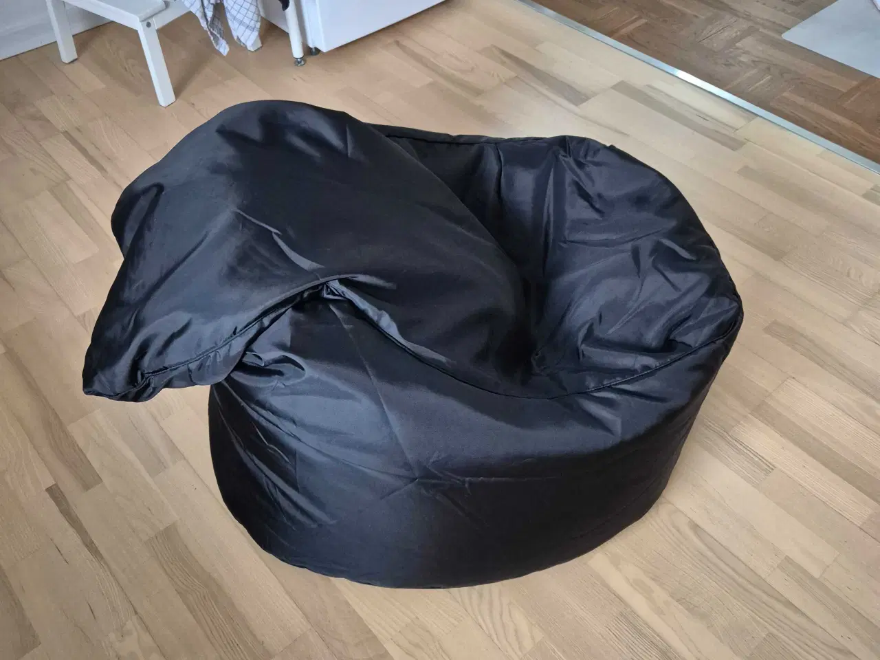 Billede 2 - 2 sækkestole 1 med ryglæn og 1 alm