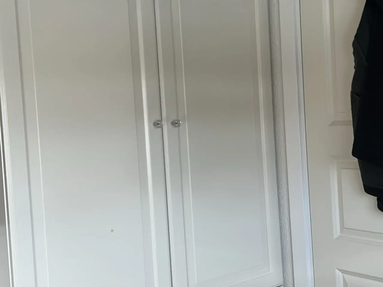 Billede 1 - Højt garderobeskab