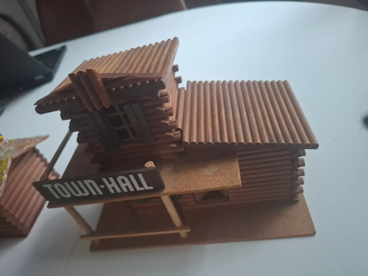 Billede 2 - modelhus i rigtig træ fra midt i 60'erne