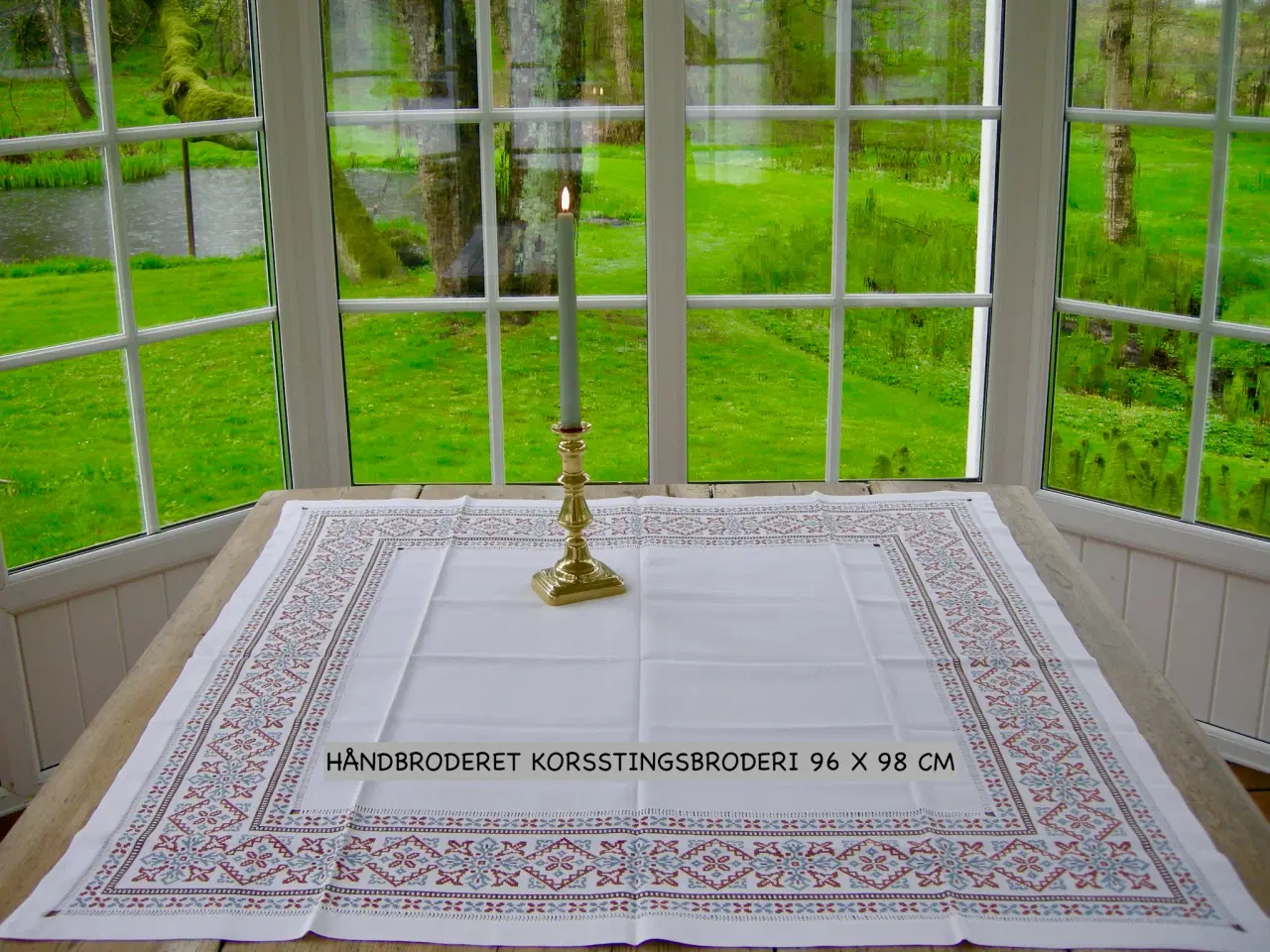 Billede 2 - Broderet dug, Korsstingsbroderi, Håndbroderet dug