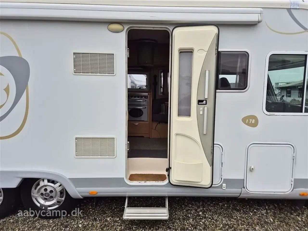 Billede 5 - 2009 - Bavaria   solceller. batteri. markise. Alde centralvarme. Anhængertræk. A/C. Queensbed. Partikelfilter. hydrauliske støtteben.   SÆLGES KUN TIL CVR !!!