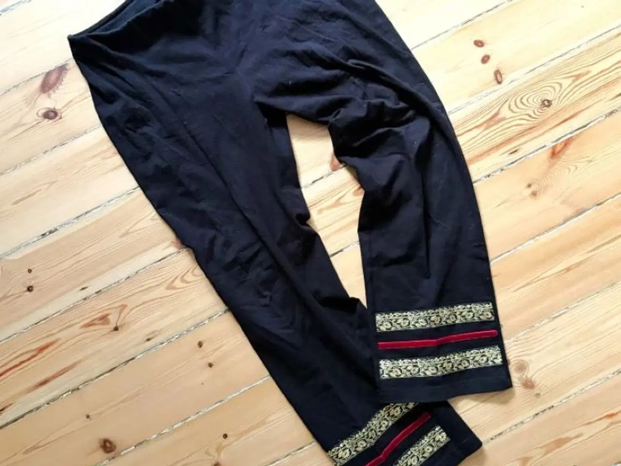 Billede 5 - Sæt med jakke og bukser. Gyldne bånd